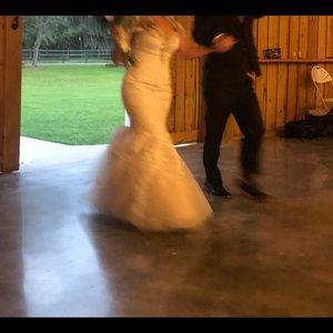 This Weddings dress is beautiful